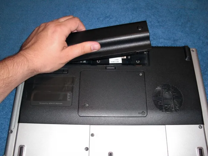 Перед чисткой ноутбука удалите USB-устройства, мышь и любые диски, которые могут быть подключены к ноутбуку