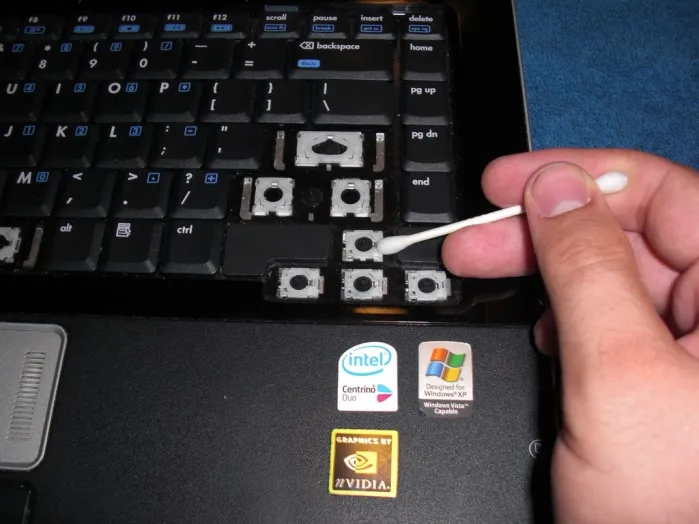 Очищаем клавиатуру в труднодоступных местах с помощью ватных палочек