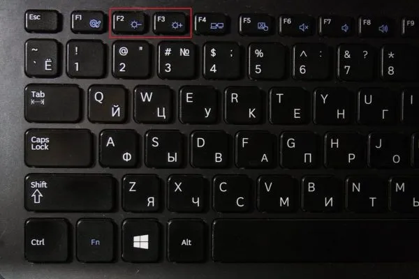 Производители ноутбуков могут задать параметры яркости экрана на любые клавиши от «F1» до «F12» 
