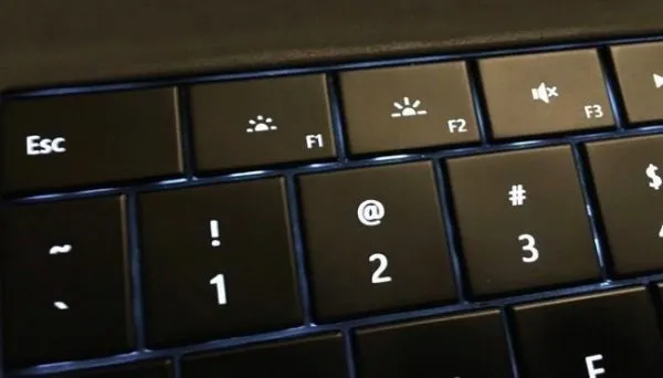 На клавишах, отвечающих за яркость экрана изображают солнце с лучами