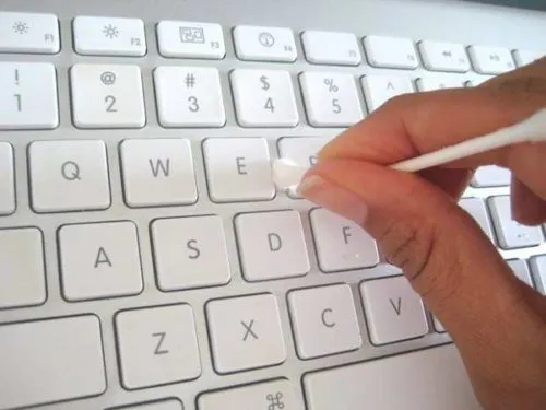 чистим клавиатуру ватной палочкой