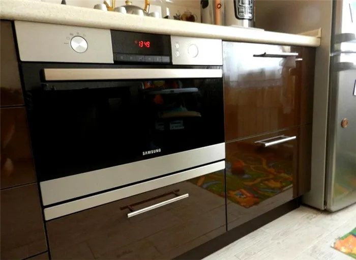 Встроенный духовой шкаф с микроволновкой в интерьере кухни
