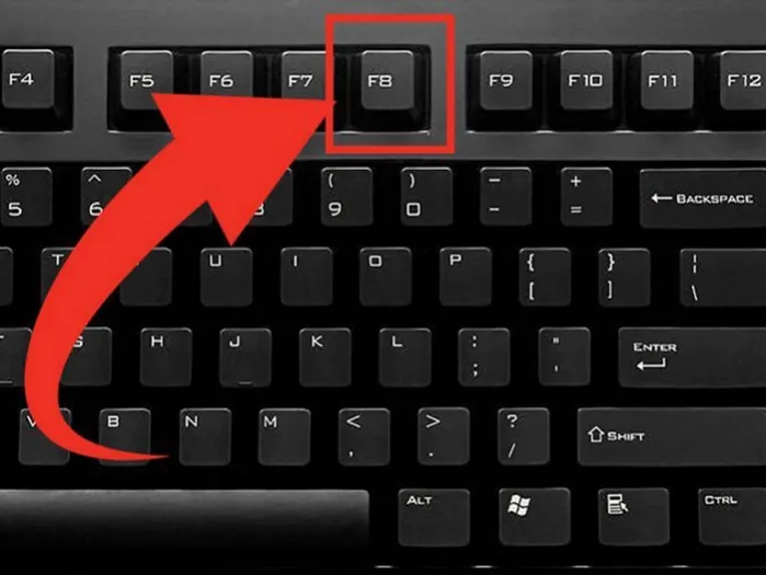 При включении ноутбука нажимаем и удерживаем клавишу «F8»