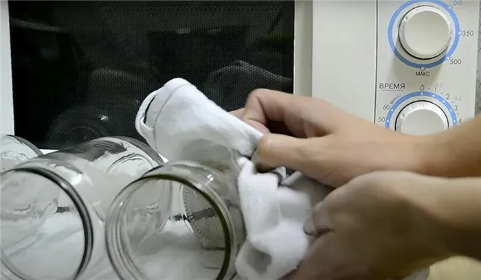 Вынимание банок из микроволновки сухим полотенцем