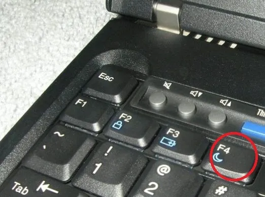 Кнопка спящего режима на клавиатуре ноутбука