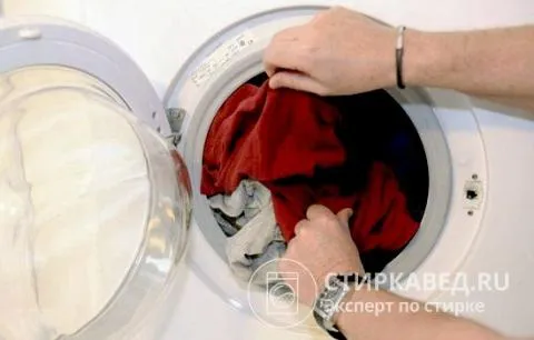 Ощупав белье, можно определить, на каком этапе стирки остановилась стиральная машинка