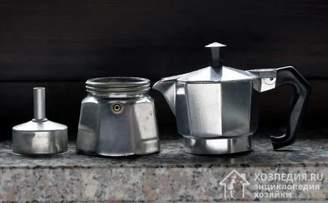 Гейзерная кофеварка состоит из двух емкостей и фильтра-воронки
