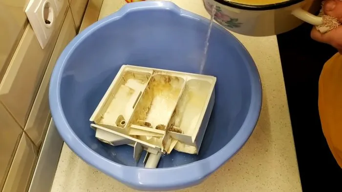Как отмыть лоток стиралки с самыми стойкими отложениями, если их ничего не берет