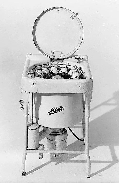 Первая автоматическая посудомоечная машина, работающая на элеткродвигателе от электроэнергии