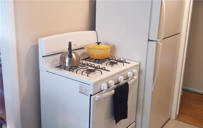 Холодильник возле плиты