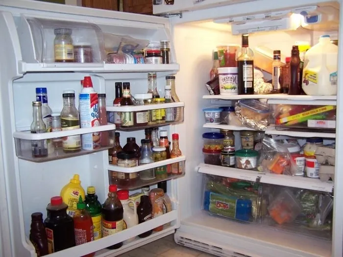 Наполненный холодильник продуктами