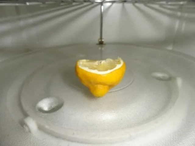 Удаления неприятного запаха из СВЧ-печи с помощью лимона
