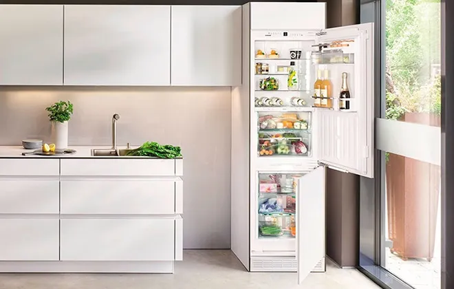 Встроенный холодильник Asko RFN2247I на кухне