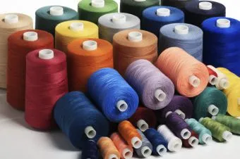 НИтки для шитья изготавливают из натуральных и синтетических материалов