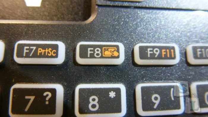 Во время перезагрузки или включения компьютера нажимаем клавишу «F8»