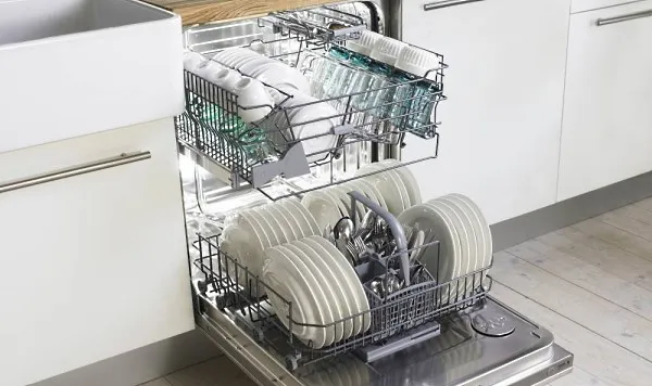 Идеальное размещение посуды в посудомоечной машине при полной загрузке для эффективного мытья