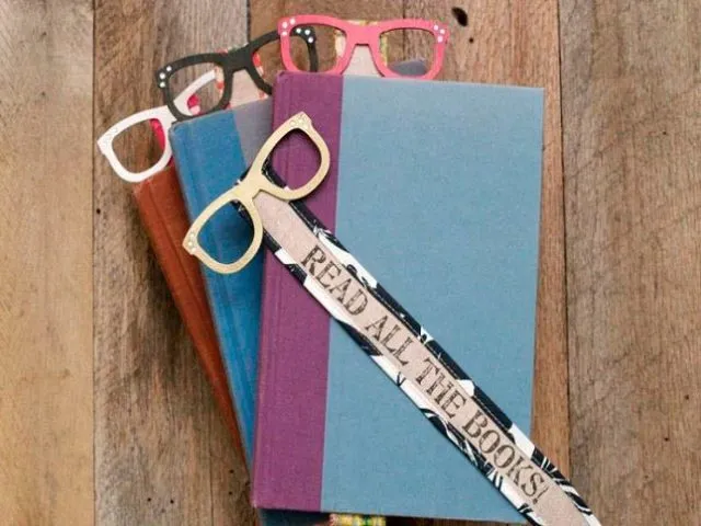 Бумажные очки в виде закладки