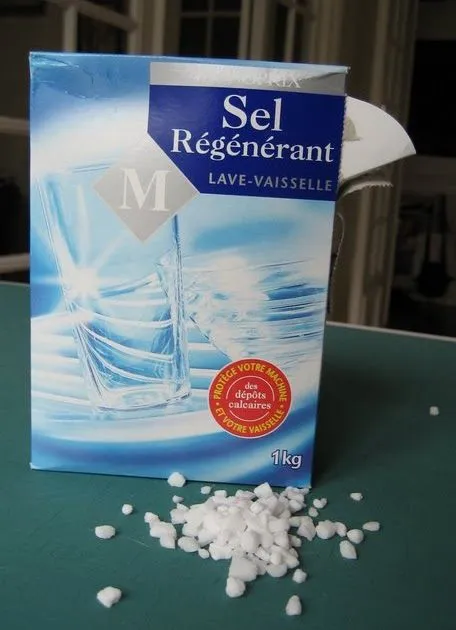 Для смягчения жесткой водопроводной воды в посудомоечных машинах используют соль