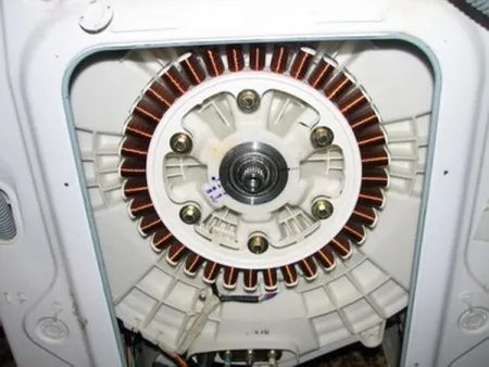 Двигатель расположенный на баке стиральной машины автомат