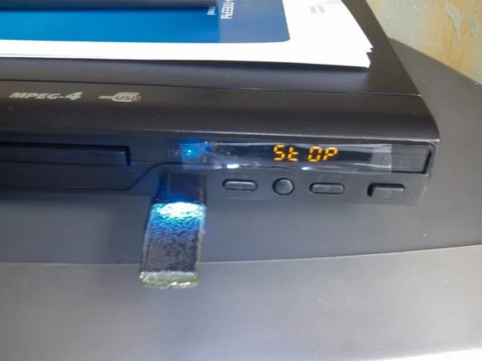 Подключаем флешку в USB-разъем на DVD-проигрывателе