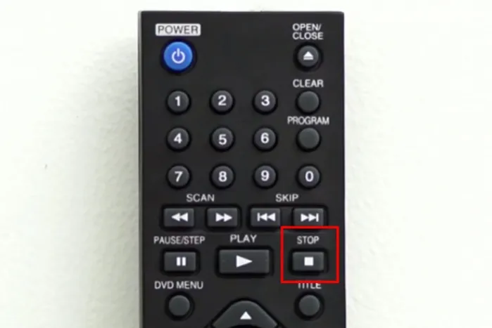 Нажимаем на пульте управления DVD кнопку «STOP», или на аналогичную кнопку на панели проигрывателя