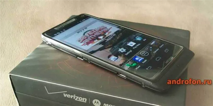 Motorola Razr M с глянцевой плйнкой.