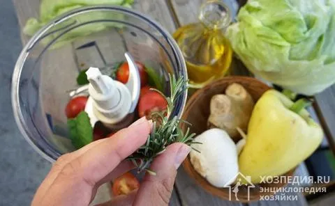 Закладка продуктов в чашу ручного блендера для приготовления овощного соуса