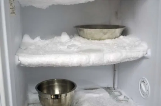 Оттаивание морозилки мисками с горячей водой