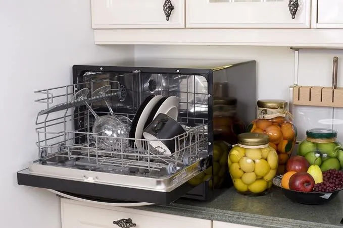 Настольная посудомоечная машина на кухне