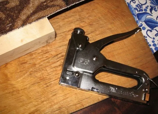 Мебельный (строительный) степлер не забивает скобы: причина, ремонт, что делать