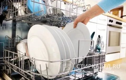 Посудомойка должна загружаться строго по правилам, рекомендованным производителем