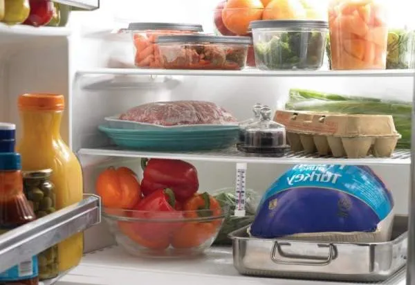 При размещении продуктов в холодильнике для хранения помните о правилах нежелательного соседства