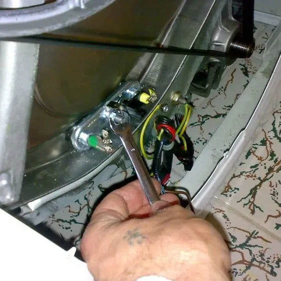 Выкручивание крепления ТЭНа стиральной машины