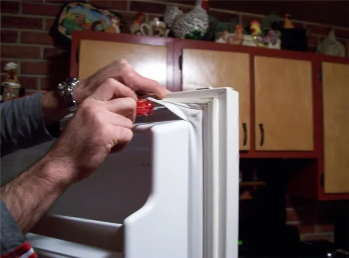 Извлеките уплотнительную резину холодильника