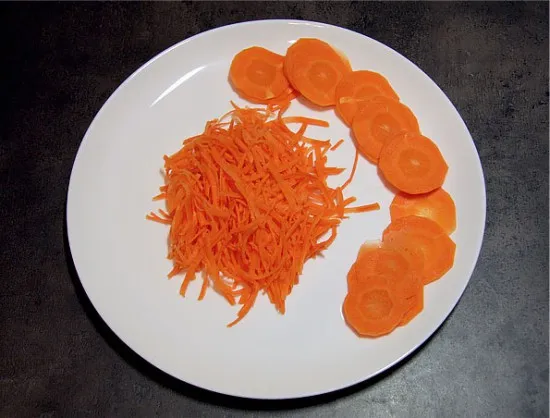 Морковь, нарезанная стружкой и ломтиками с помощью блендера