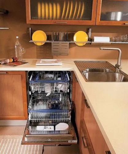 Пример встраивания посудомоечной машины под варочную панель электрической или индукционной плиты