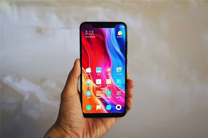 Xiaomi Mi 8 в руке