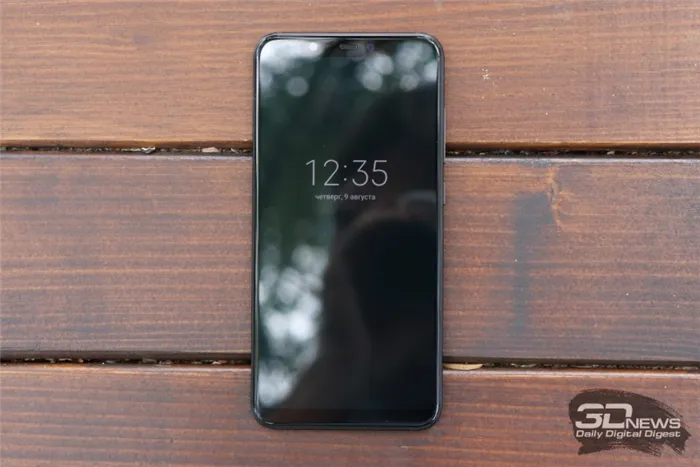  Xiaomi Mi 8, лицевая панель: в верхней части экрана – вырез с фронтальной камерой, разговорным динамиком, ИК-подсветкой и датчиком освещения 