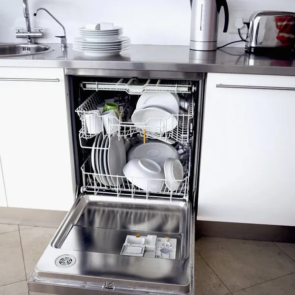 Для предотвращения быстрого загрязнения посудомоечной машины соблюдайте правила расположения посуды