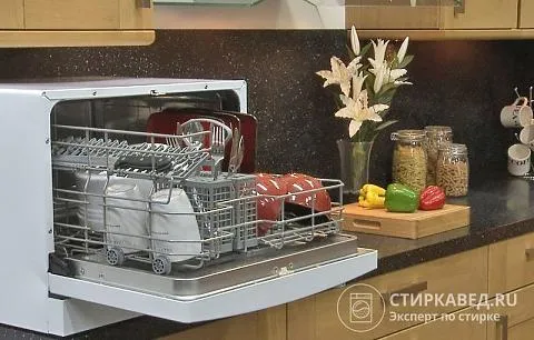 Компактная настольная посудомоечная машина, рассчитанная на семью из 1-2 человек