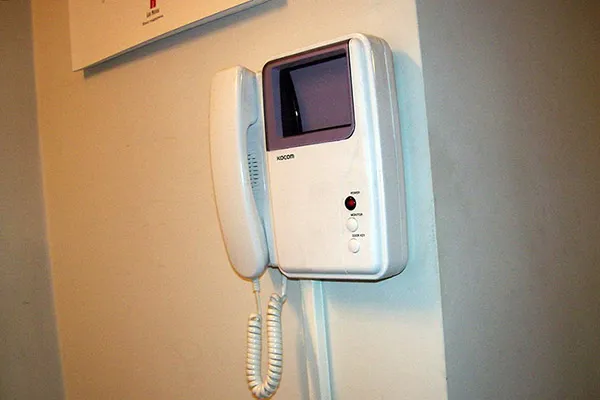 Установленный видеодомофон в квартире