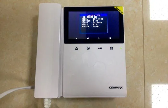 Даже при ярком освещении экран Commax CDV-43K2 обеспечивает хорошие условия для считывания информации