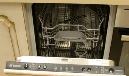 Посудомоечная машина БОШ 2-го поколения с закрытым информационным дисплеем, встроенная в интерьер кухни