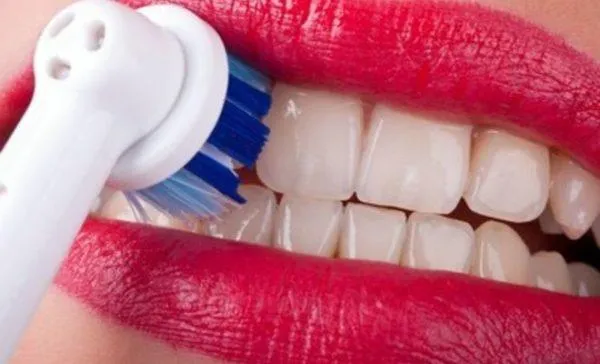 Чистка зубов электрической щеткой