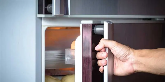 Неплотно закрытая дверца холодильника