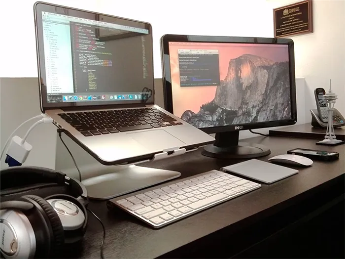 Ноутбук с подключенной клавиатурой и мышкой