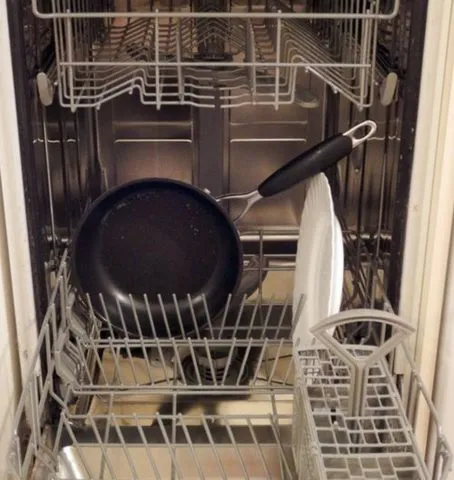 Можно ли мыть сковородки в посудомоечной машине