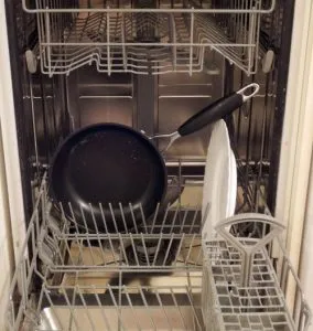 Можно ли мыть сковороду в посудомойке