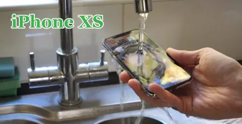 iPhone XS под струёй воды