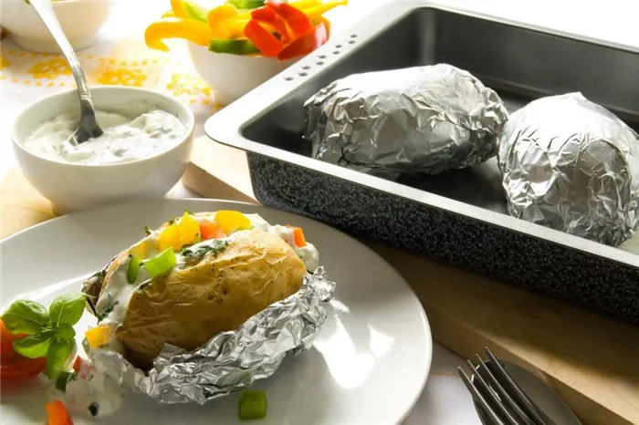 Еда в алюминиевой фольге для разогрева еды в микроволновой печи